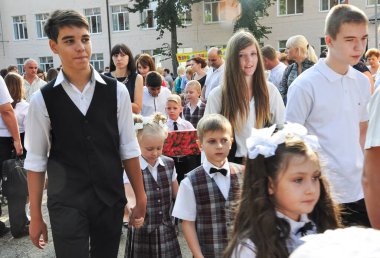 Krasnodar, Rusya - Eylül, 1 2014: Lise öğrencileri ilk kez birinci sınıf öğrencilere liderlik ediyor