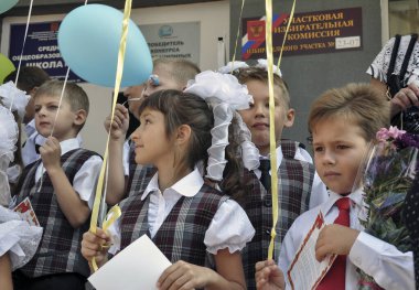Krasnodar, Rusya - Eylül, 1 2014: İlk çağrı. 1 Eylül - Rusça Okulunda Bilgi Günü Okulun ilk günü.
