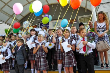 Krasnodar, Rusya - Eylül, 1 2014: İlk çağrı. 1 Eylül - Rusça Okulunda Bilgi Günü Okulun ilk günü.