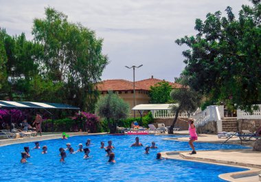 Kanakli, Alanya, Türkiye - 24 Mayıs 2018: Animasyon programı: Türkiye 'nin Alanya kentindeki Larissa Green Hill Oteli' nin havuzunda su aerobiği