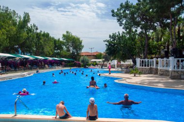 Kanakli, Alanya, Türkiye - 24 Mayıs 2018: Animasyon programı: Türkiye 'nin Alanya kentindeki Larissa Green Hill Oteli' nin havuzunda su aerobiği