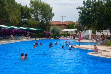 Kanakli, Alanya, Türkiye - 24 Mayıs 2018: Animasyon programı: Türkiye 'nin Alanya kentindeki Larissa Green Hill Oteli' nin havuzunda su aerobiği