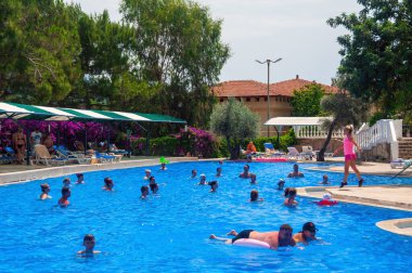 Kanakli, Alanya, Türkiye - 19 Mayıs 2018: Larisa Greene Hill Beach otelinin turistleri havuzda, Türkiye 'de Alanya' da su jimnastiği yapıyorlar