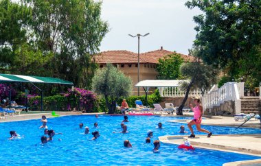 Kanakli, Alanya, Türkiye - 24 Mayıs 2018: Animasyon programı: Türkiye 'nin Alanya kentindeki Larissa Green Hill Oteli' nin havuzunda su aerobiği