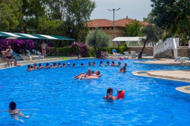 Kanakli, Alanya, Türkiye - 19 Mayıs 2018: Larisa Greene Hill Beach otelinin turistleri su jimnastiği ve havuzda, Türkiye 'de Alanya' da oyun oynuyorlar