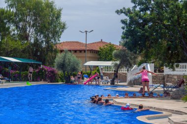 Kanakli, Alanya, Türkiye - 19 Mayıs 2018: Larisa Greene Hill Beach otelinin turistleri su jimnastiği ve havuzda, Türkiye 'de Alanya' da oyun oynuyorlar