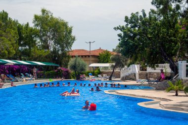 Kanakli, Alanya, Türkiye - 19 Mayıs 2018: Larisa Greene Hill Beach otelinin turistleri su jimnastiği ve havuzda, Türkiye 'de Alanya' da oyun oynuyorlar