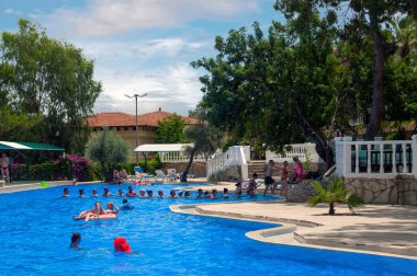 Kanakli, Alanya, Türkiye - 19 Mayıs 2018: Larisa Greene Hill Beach otelinin turistleri su jimnastiği ve havuzda, Türkiye 'de Alanya' da oyun oynuyorlar