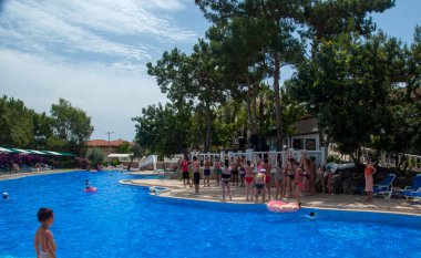 Kanakli, Alanya, Türkiye - 19 Mayıs 2018: Larisa Greene Hill Beach otelinin turistleri havuz kenarında, Alanya, Türkiye