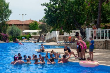 Kanakli, Alanya, Türkiye - 19 Mayıs 2018: Larisa Greene Hill Beach otelinin turistleri havuzda, Alanya Türkiye 'de komik oyunlar oynuyorlar