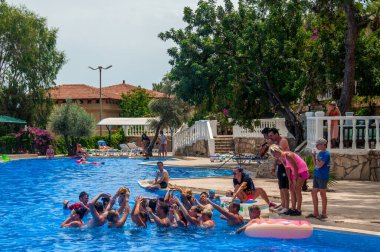 Kanakli, Alanya, Türkiye - 19 Mayıs 2018: Larisa Greene Hill Beach otelinin turistleri havuzda, Alanya Türkiye 'de komik oyunlar oynuyorlar