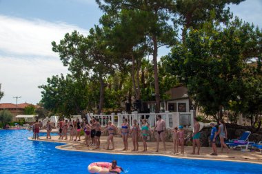 Kanakli, Alanya, Türkiye - 19 Mayıs 2018: Larisa Greene Hill Beach otelinin turistleri havuz kenarında, Alanya, Türkiye