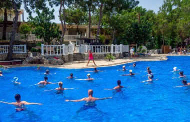 Kanakli, Alanya, Türkiye - 19 Mayıs 2018: Larisa Greene Hill Beach otelinin turistleri havuzda, Türkiye 'de Alanya' da su jimnastiği yapıyorlar