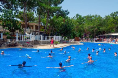 Kanakli, Alanya, Türkiye - 19 Mayıs 2018: Larisa Greene Hill Beach otelinin turistleri havuzda, Türkiye 'de Alanya' da su jimnastiği yapıyorlar