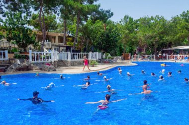 Kanakli, Alanya, Türkiye - 19 Mayıs 2018: Larisa Greene Hill Beach otelinin turistleri havuzda, Türkiye 'de Alanya' da su jimnastiği yapıyorlar