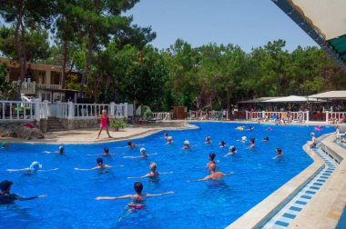 Kanakli, Alanya, Türkiye - 19 Mayıs 2018: Larisa Greene Hill Beach otelinin turistleri havuzda, Türkiye 'de Alanya' da su jimnastiği yapıyorlar
