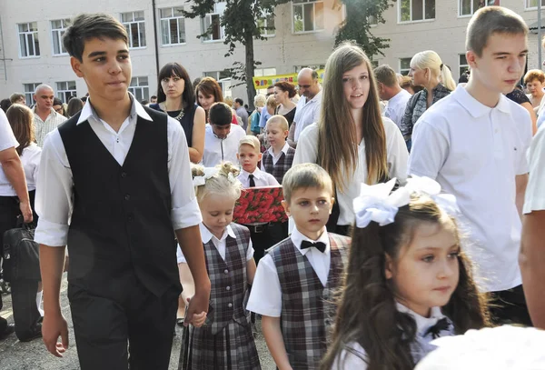 Krasnodar Ryssland September 2014 Gymnasieelever Leder Barn För Första Gången — Stockfoto