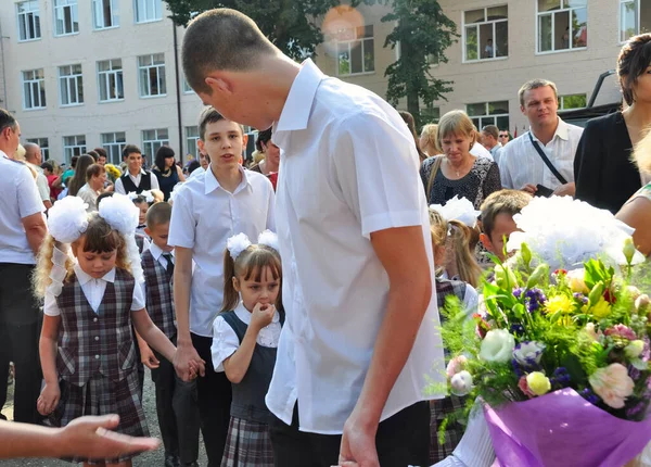 Krasnodar Russia September 2014 High School Students Lead Kids First — 图库照片