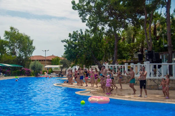 Kanakli, Alanya, Türkiye - 19 Mayıs 2018: Larisa Greene Hill Beach otelinin turistleri havuz kenarında, Alanya, Türkiye