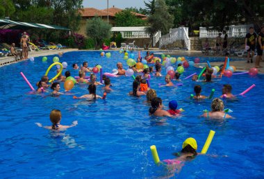 Kanakli, Alanya, Türkiye - 19 Mayıs 2018: Larisa Greene Hill Beach otelinin turistleri havuzda, Alanya Türkiye 'de komik oyunlar oynuyorlar