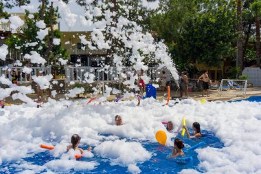 Kanakli, Alanya, Türkiye - 25 Mayıs 2018: Animasyon programı: Türkiye 'nin Alanya kentindeki Larissa Green Hill Oteli' nin havuzundaki köpük partisi diskosu