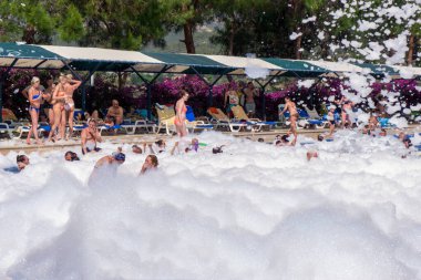 Kanakli, Alanya, Türkiye - 25 Mayıs 2018: Animasyon programı: Türkiye 'nin Alanya kentindeki Larissa Green Hill Oteli' nin havuzundaki köpük partisi diskosu