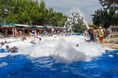 Kanakli, Alanya, Türkiye - 25 Mayıs 2018: Animasyon programı: Türkiye 'nin Alanya kentindeki Larissa Green Hill Oteli' nin havuzundaki köpük partisi diskosu