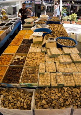 Kanakli, Alanya, Türkiye - 26 Mayıs 2018: Doğu tatlıları Türk pazarında satıldı