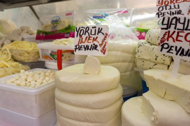 Kanakli, Alanya, Türkiye - 26 Mayıs 2018: Türkiye 'deki Doğu Çarşısı' nda çeşitli peynirler satıldı