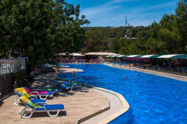 Kanakli, Alanya, Türkiye - 17 Mayıs 2018: Alanya 'daki Larissa Green Hill Sahili Bölgesi