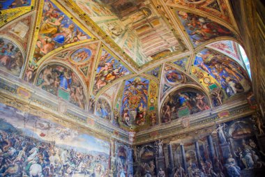 Roma, İtalya - 09 Ekim 2009: Rafael tarafından tasarlanan ilk odanın adı Konstantin Salonu, Vatikan, Roma, İtalya Sanat Galerisi 'nde usta Giulio Romano ve Francesco Penny' nin öğrencileri tarafından çoktan bitirildi.