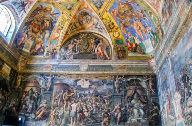 Roma, İtalya - 09 Ekim 2009: Rafael tarafından tasarlanan ilk odanın adı Konstantin Salonu, Vatikan, Roma, İtalya Sanat Galerisi 'nde usta Giulio Romano ve Francesco Penny' nin öğrencileri tarafından çoktan bitirildi.