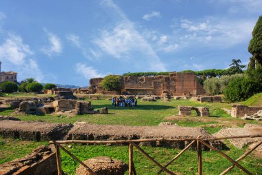 Roma, İtalya - 08 Ekim 2009: İtalya 'nın Palatine Tepesi' nde, Roma 'daki Maximus Sirki' nde bir geziye çıkan turistler grubu
