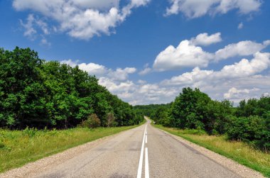 Yolun bir sonu yok, manzara ve mavi gökyüzü