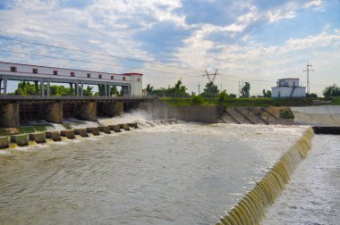 Krasnodar, Rusya - Jule 09, 2015: Adygeya, Maikop 'taki Ak Nehir üzerindeki barajda güçlü bir su akışı