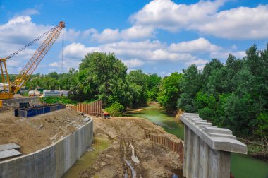 Krasnodar, Rusya - Jule 05, 2015: Saratovskaya köyünde Pseuplar nehri üzerinde bir köprü inşa edilmesi