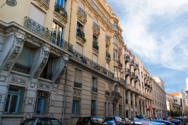 Nice, Fransa - 25 Eylül 2009: Fransa 'nın Nice, Azure sahillerinde arabalarla dolu küçük, rahat bir cadde.