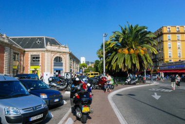 Nice, Fransa - 25 Eylül 2009: Fransa 'nın Nice, Azure sahilinde içi araba ve bisikletle dolu parlak bir cadde.