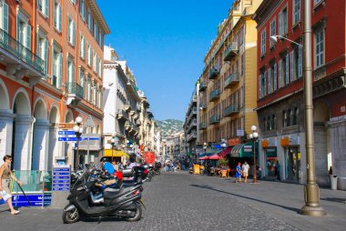 Nice, Fransa - 25 Eylül 2009: Fransa 'nın güzel, Azure sahili sokaklarında yoğun insan trafiği.