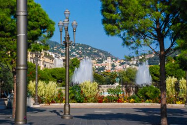 Nice, Fransa - 25 Eylül 2009: Yürüyen insanlar Nice Azure sahilinin parlak güzel sokakları, Fransa.