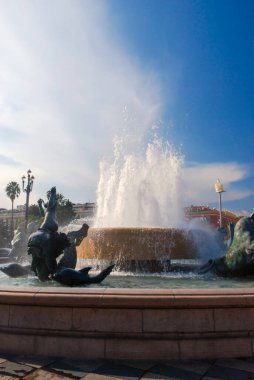 Nice, Fransa - 25 Eylül 2009: Fransa 'nın Nice kentindeki Place Massena' da Soleil Çeşmesi