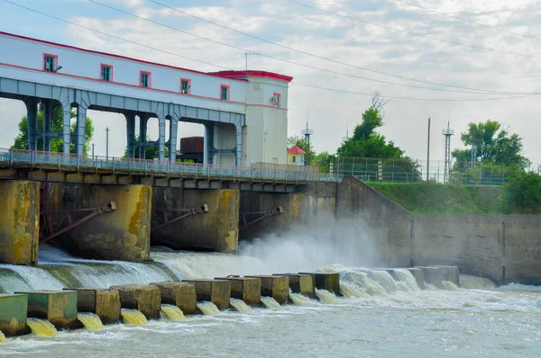 Krasnodar, Rusya - Jule 09, 2015: Adygeya, Maikop 'taki Ak Nehir üzerindeki barajda güçlü bir su akışı