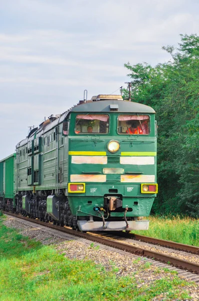 Krasnodar, Rusya - 06 Temmuz 2015: Bir yük treninin yeşil modern lokomotifi Kuzey Kafkasya Demiryolu üzerinde bir vagon treni taşıyor