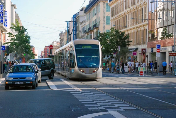 Nice, Fransa - 25 Eylül 2009: Fransa 'nın açık, Azure sahillerinde kalabalık insan ve araçlar trafiği.