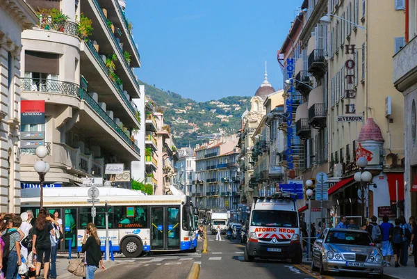 Nice, Fransa - 25 Eylül 2009: Fransa 'nın açık, Azure sahillerinde kalabalık insan ve araçlar trafiği.