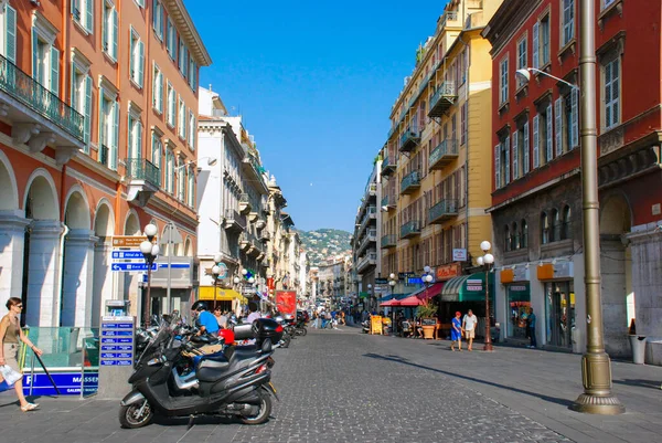 Nice, Fransa - 25 Eylül 2009: Fransa 'nın güzel, Azure sahili sokaklarında yoğun insan trafiği.