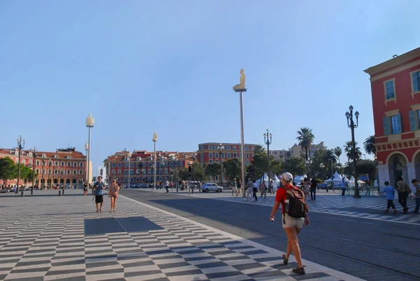 Nice, Fransa - 25 Eylül 2009: Turistler Nice 'in önemli ticari ve kültürel simgesi Place Massena' yı ziyaret ettiler