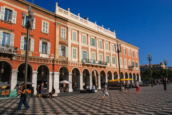 Nice, Fransa - 25 Eylül 2009: Turistler Nice 'in önemli ticari ve kültürel simgesi Place Massena' yı ziyaret ettiler