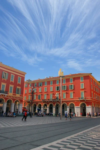 Nice, Fransa - 25 Eylül 2009: Turistler Nice 'in önemli ticari ve kültürel simgesi Place Massena' yı ziyaret ettiler