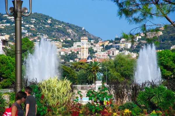 Nice, Fransa - 25 Eylül 2009: Yürüyen insanlar Nice Azure sahilinin parlak güzel sokakları, Fransa.